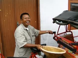 Mbah Pon Tegar Mengayuh Becak Melalui Cobaan Demi Cobaan