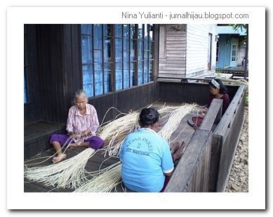 Apa Kabar Perempuan Dayak di Lahan Gambut?