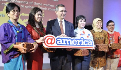 Lima Sosok Insipratif Raih Indonesian Women of Change Awards 2013