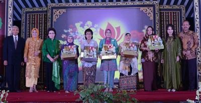 5 Perempuan Panutan Raih Anugerah Sekar Bangsa 2013