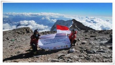 Puncak Aconcagua, Kado Tahun Baru 2013 Dari Srikandi Unair