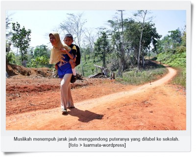 Tiap Hari, Muslikah Gendong Dua Anak Cacatnya Ke Sekolah