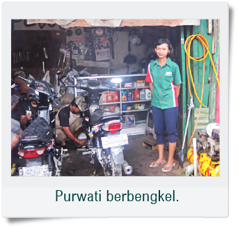 Bengkel Motor Purwati Hidupi Tiga Anak